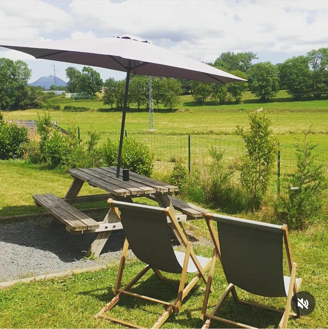 Logement Insolite Au Coeur De L'Auvergne Rochefort-Montagne Exterior foto