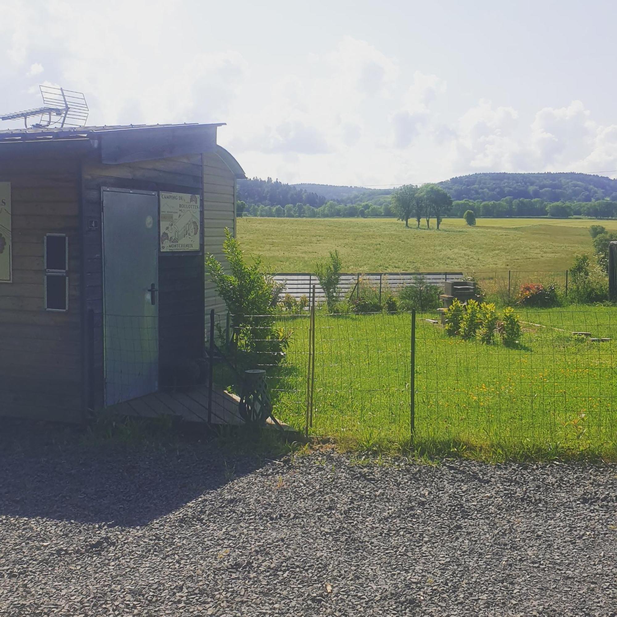 Logement Insolite Au Coeur De L'Auvergne Rochefort-Montagne Exterior foto